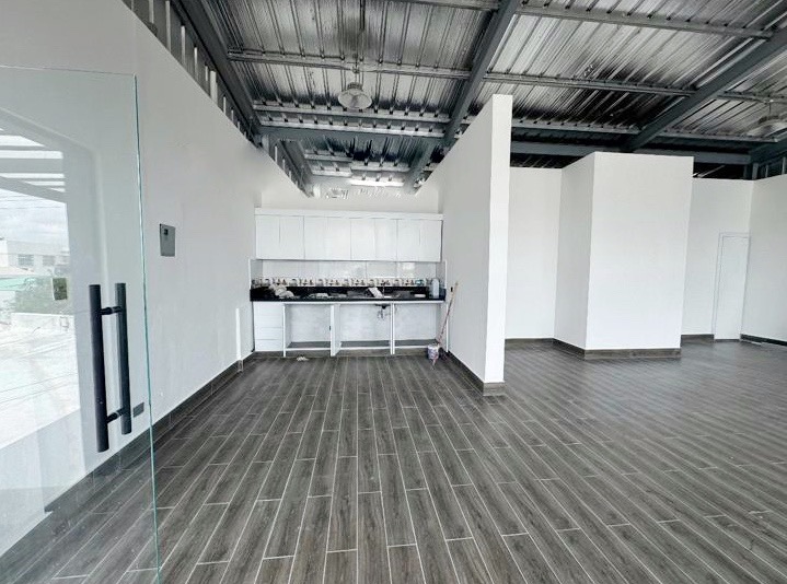 oficinas y locales comerciales - Local amplio en los Restauradores  3