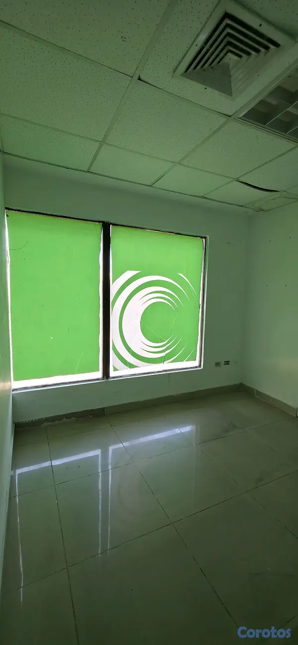 oficinas y locales comerciales - Local comercial en plaza Av. Churchill 4