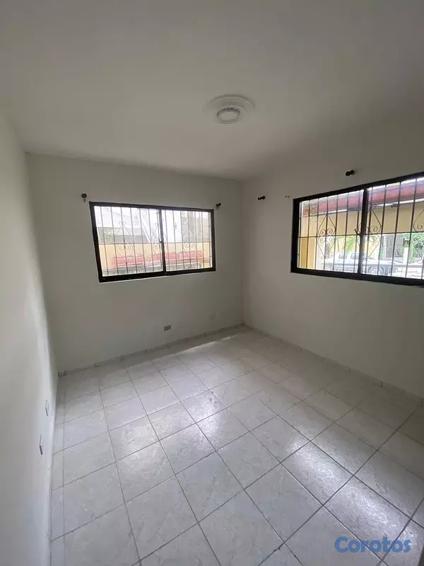 apartamentos - vendo primer nivel en el millón tres habitaciones dos baños parqueo servicio  10