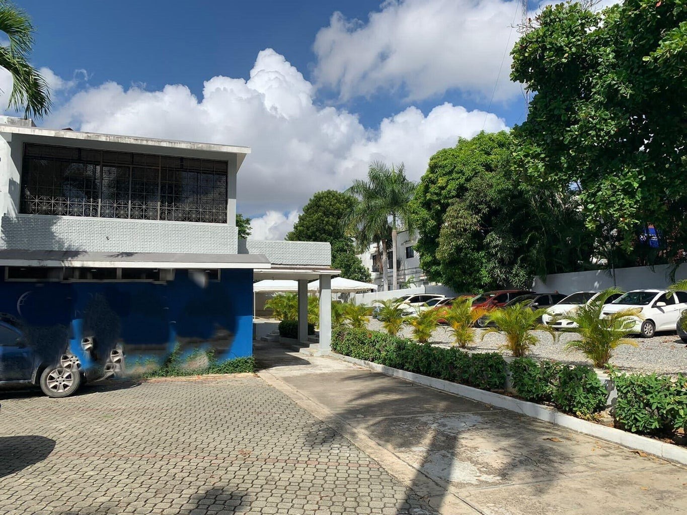 casas - Casa para uso comercial de 500 m2 de construcción y 1500 m2 de solar. Alquiler 4