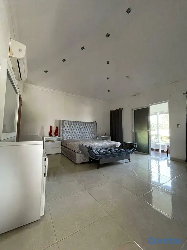 casas - Exclusiva y amplia propiedad ubicada en el sector  11