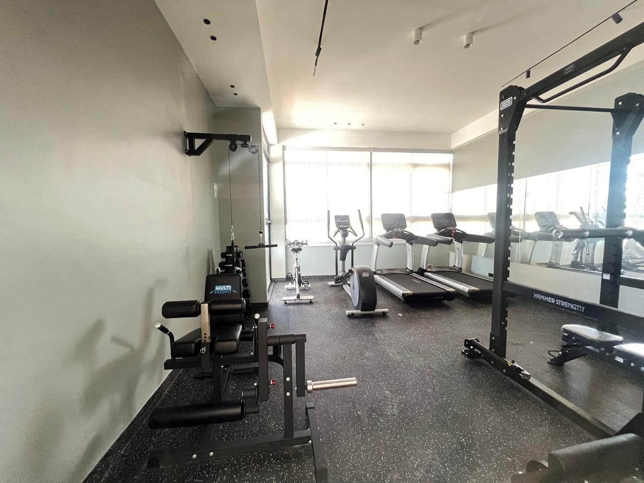 apartamentos - Vendo Evaristo morales piso 8 una hab 1.5 baños pa 3