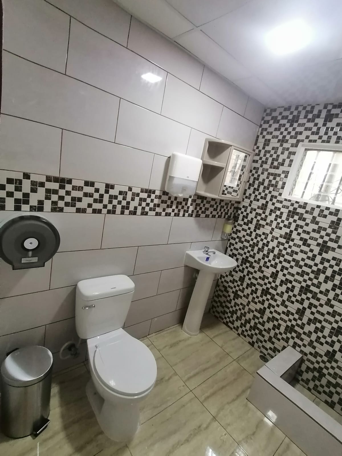 oficinas y locales comerciales - LOCAL EN VENTA 503 MTS , con dos Aptos atras 8.8mm 9