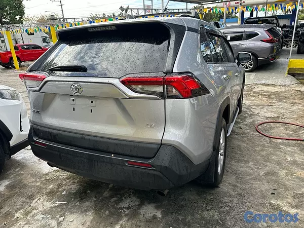 jeepetas y camionetas - Toyota Rav4 LE año 2020 4