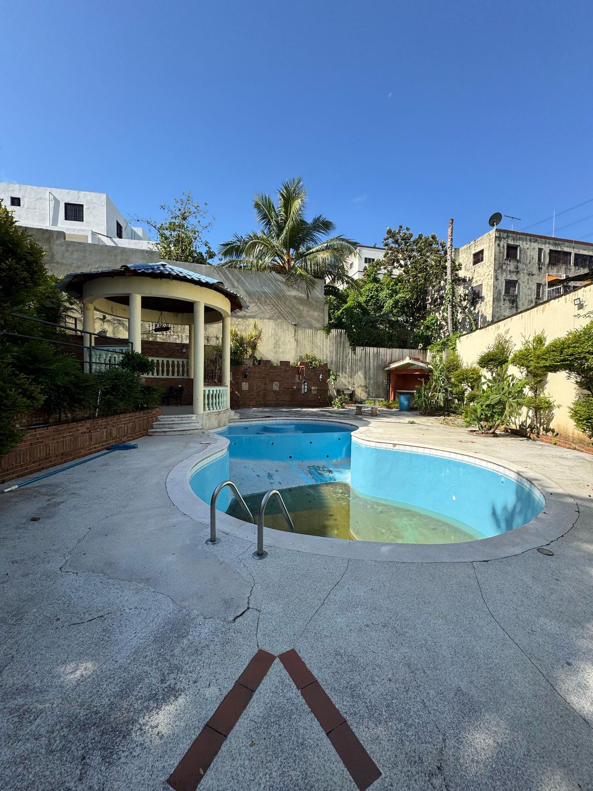casas - Casa Con Piscina Para Negocio En Arroyo Hondo 2DO 1