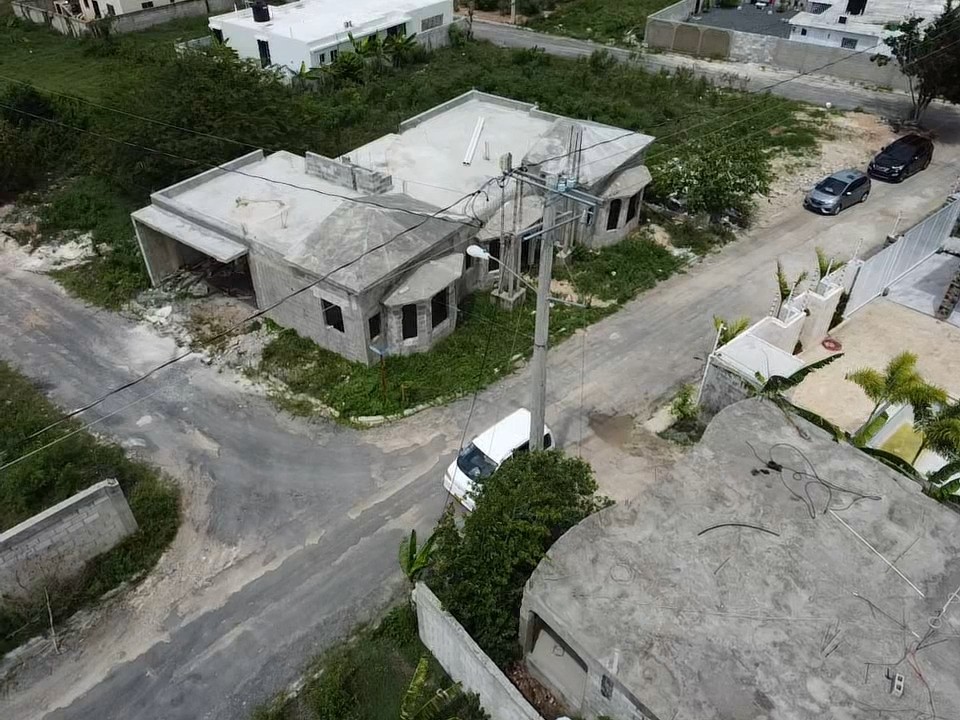 casas - SE VENDE CASA EN CONSTRUCCION de Esquina, 329Mts. EN Residencial Naime  8