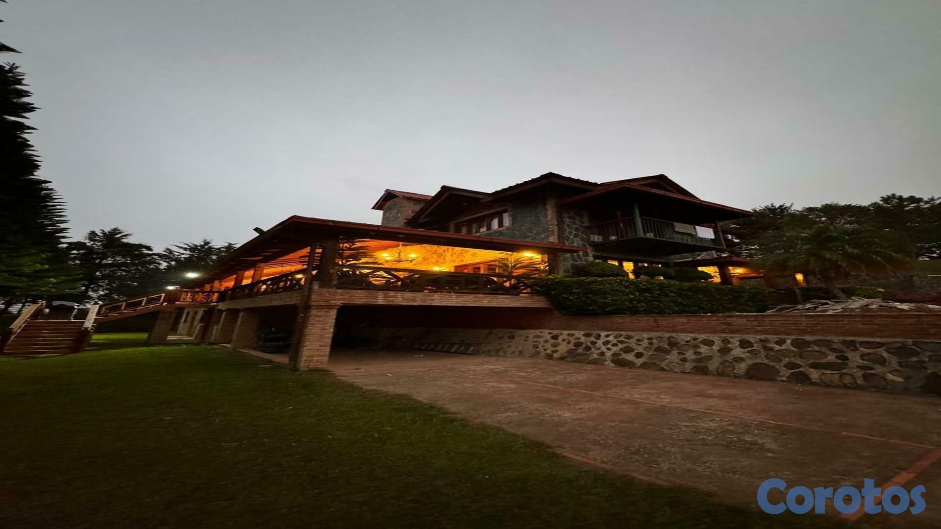 casas vacacionales y villas - Villa en Constanza de 4 habitaciones con 70mil metros de solar 2