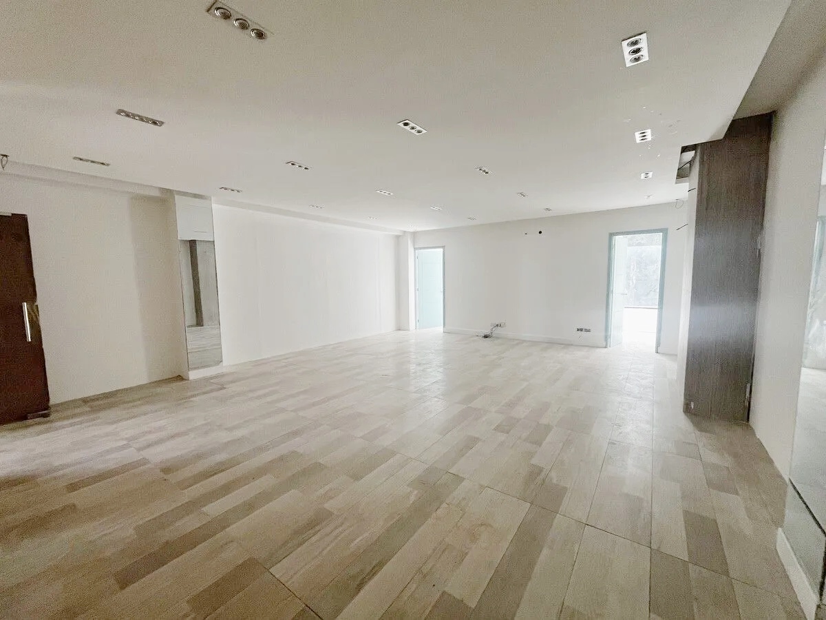 oficinas y locales comerciales - Local céntrico en Piantini 3