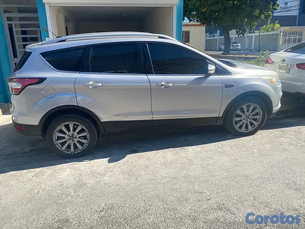 jeepetas y camionetas - Ford Escape 2017 Gris – Excelente Estado  5