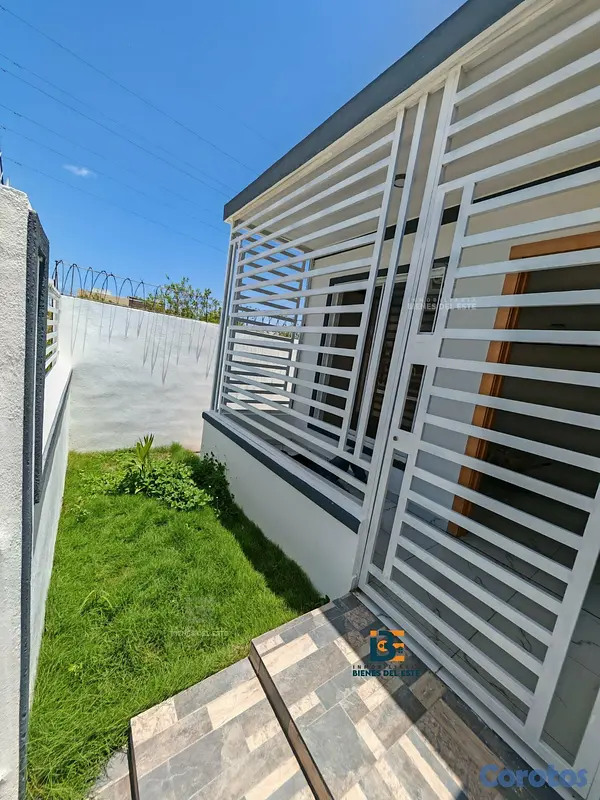 casas - Se Vende amplia Vivienda NUEVA, con mucho patio, u 2