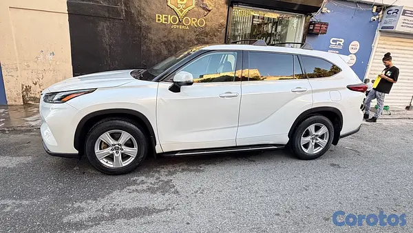 jeepetas y camionetas - Toyota Highlander LE 2022 3
