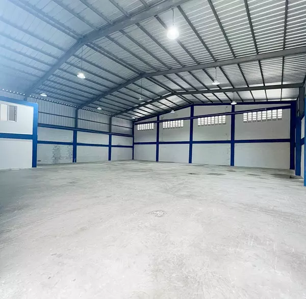 oficinas y locales comerciales - Nave céntrica y amplia villa aura  4