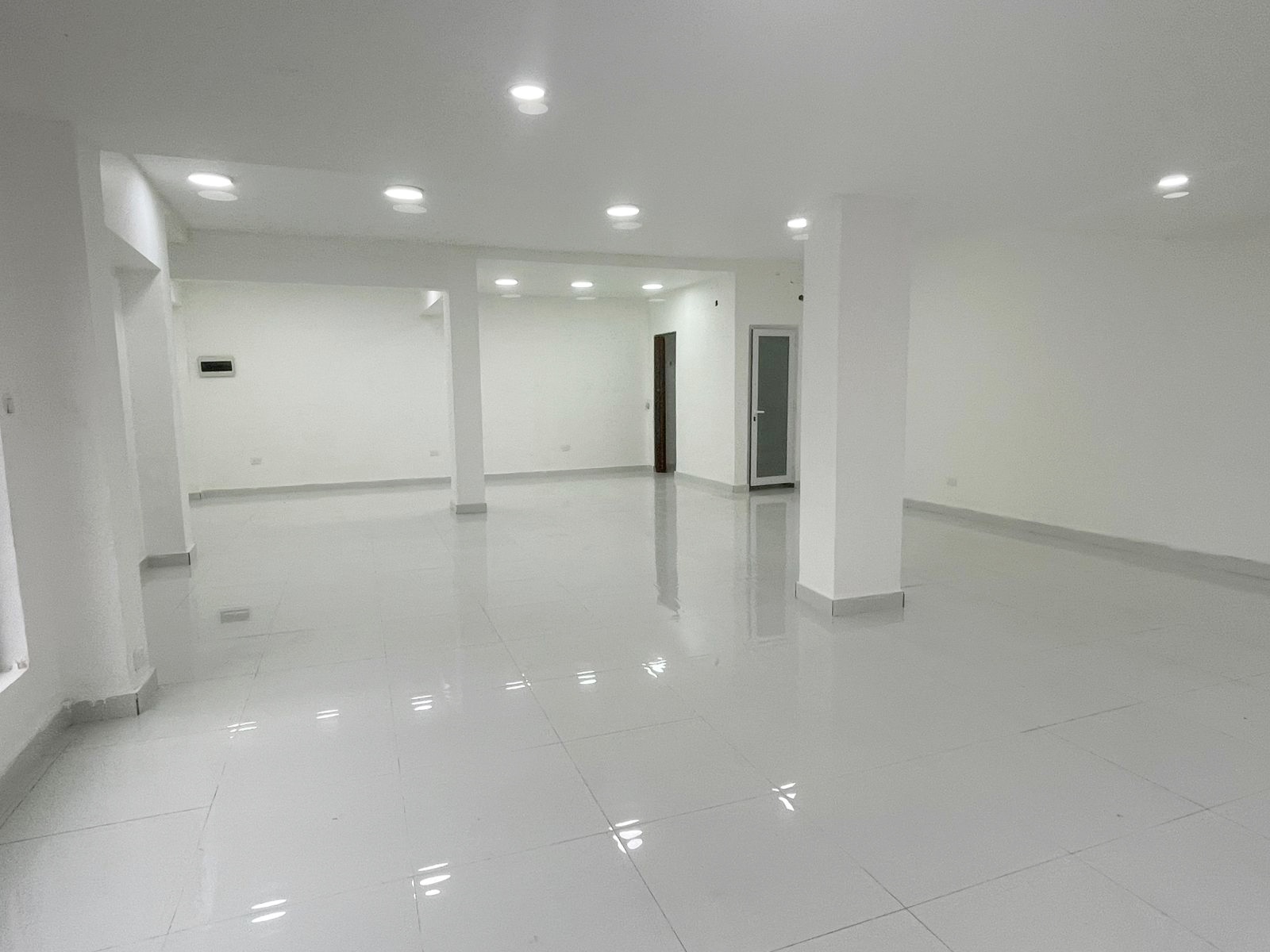 oficinas y locales comerciales - Local céntrico en Primer nivel 2