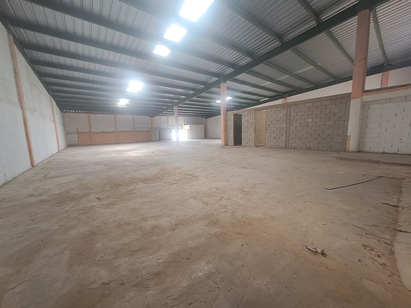 otros inmuebles - Alquilo  nave 800 mts av monumental con rampa  4