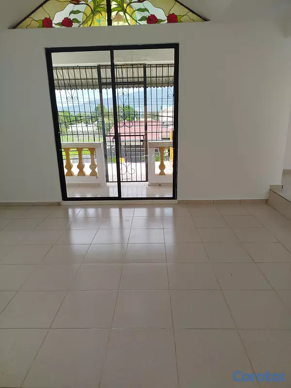casas - Amplia casa en alquiler  2