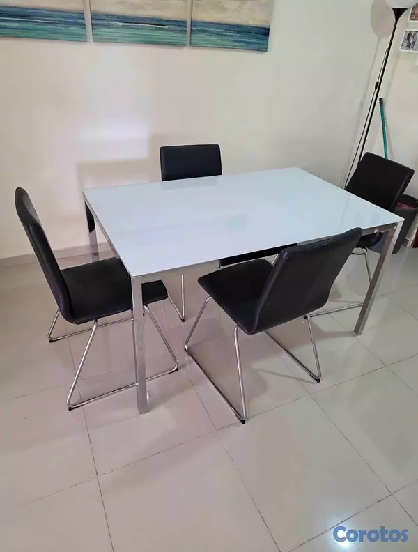 muebles y colchones - Mesa De 4 Silla.Como Nueva.Por Mudanza El Espacio.Comprar Otra Más Pequeña  2