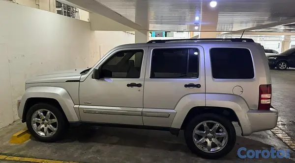 jeepetas y camionetas - Vendo Jepp Liverty  4