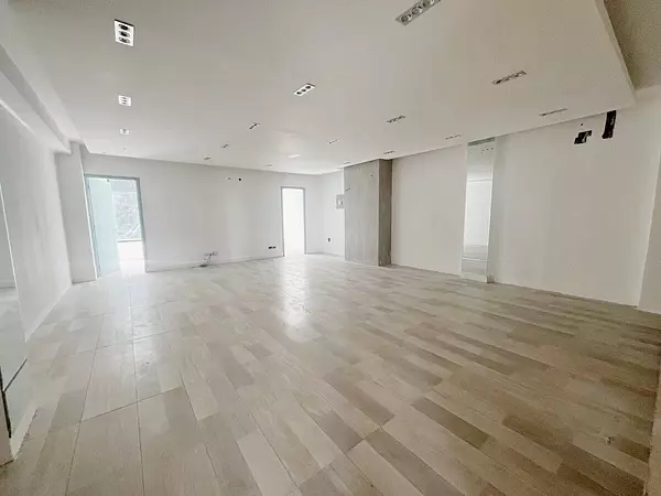 oficinas y locales comerciales - Local céntrico en Piantini 6