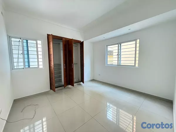 apartamentos - vendo Evaristo Morales tres habitaciones 2.5 baños dos parqueos balcón servicio  6