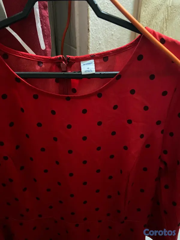 ropa para mujer - vestido rojo con pecas negras y en forma triangular  3
