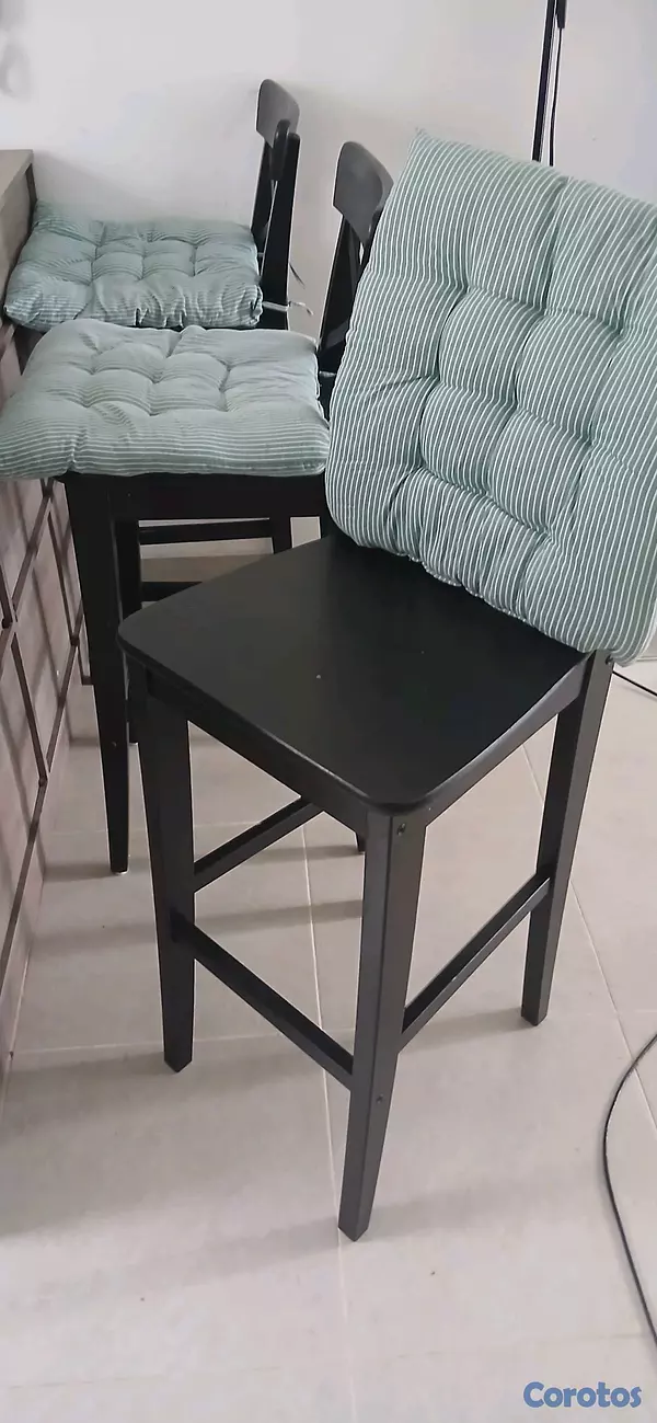 muebles y colchones - Credenza de 4 puertas y 4 gavetas 
3 sillas desayunandor de ikea  13