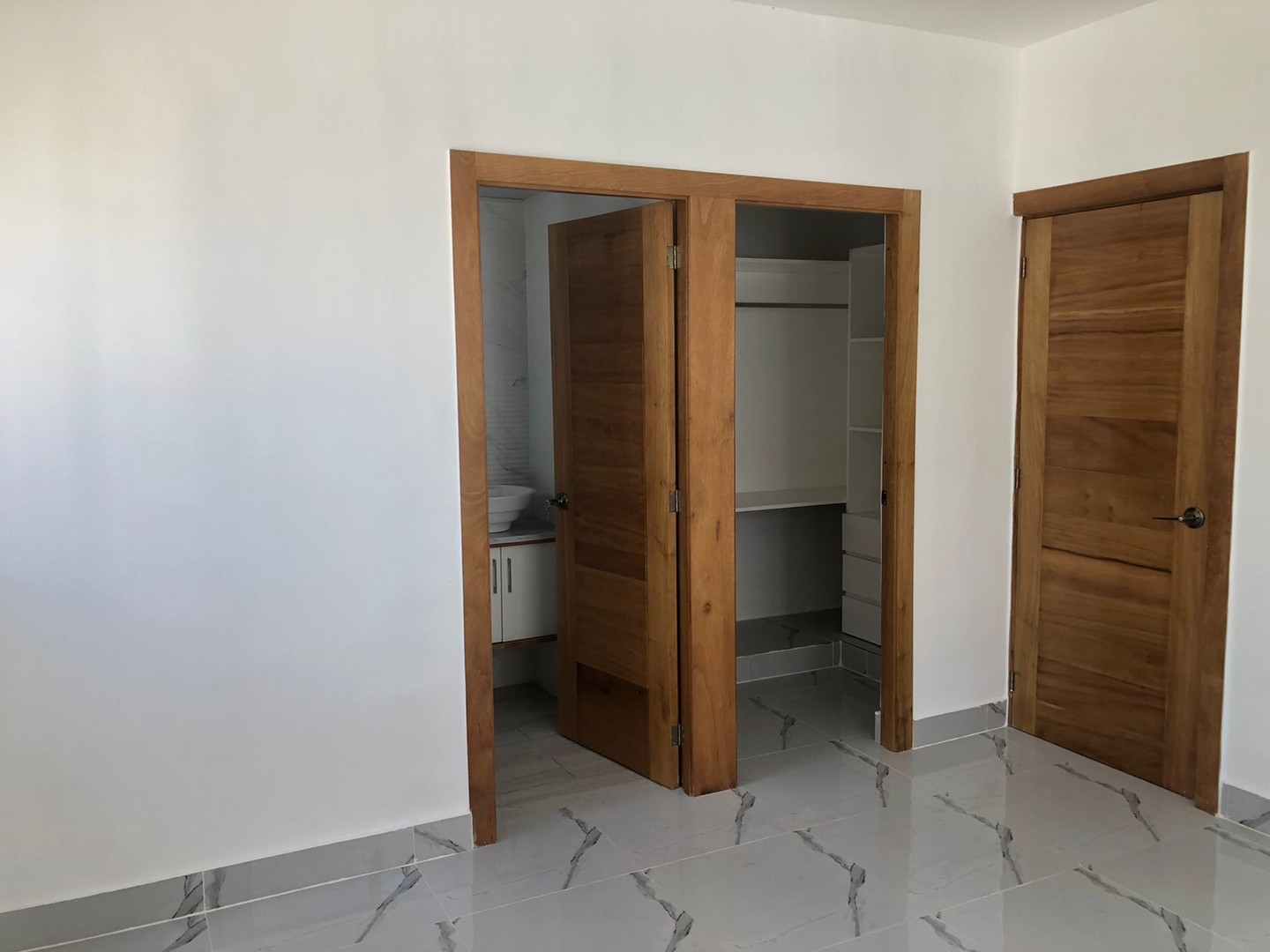 apartamentos - Apartamento Completamente Nuevo en Los Rieles, 3er Nivel  4