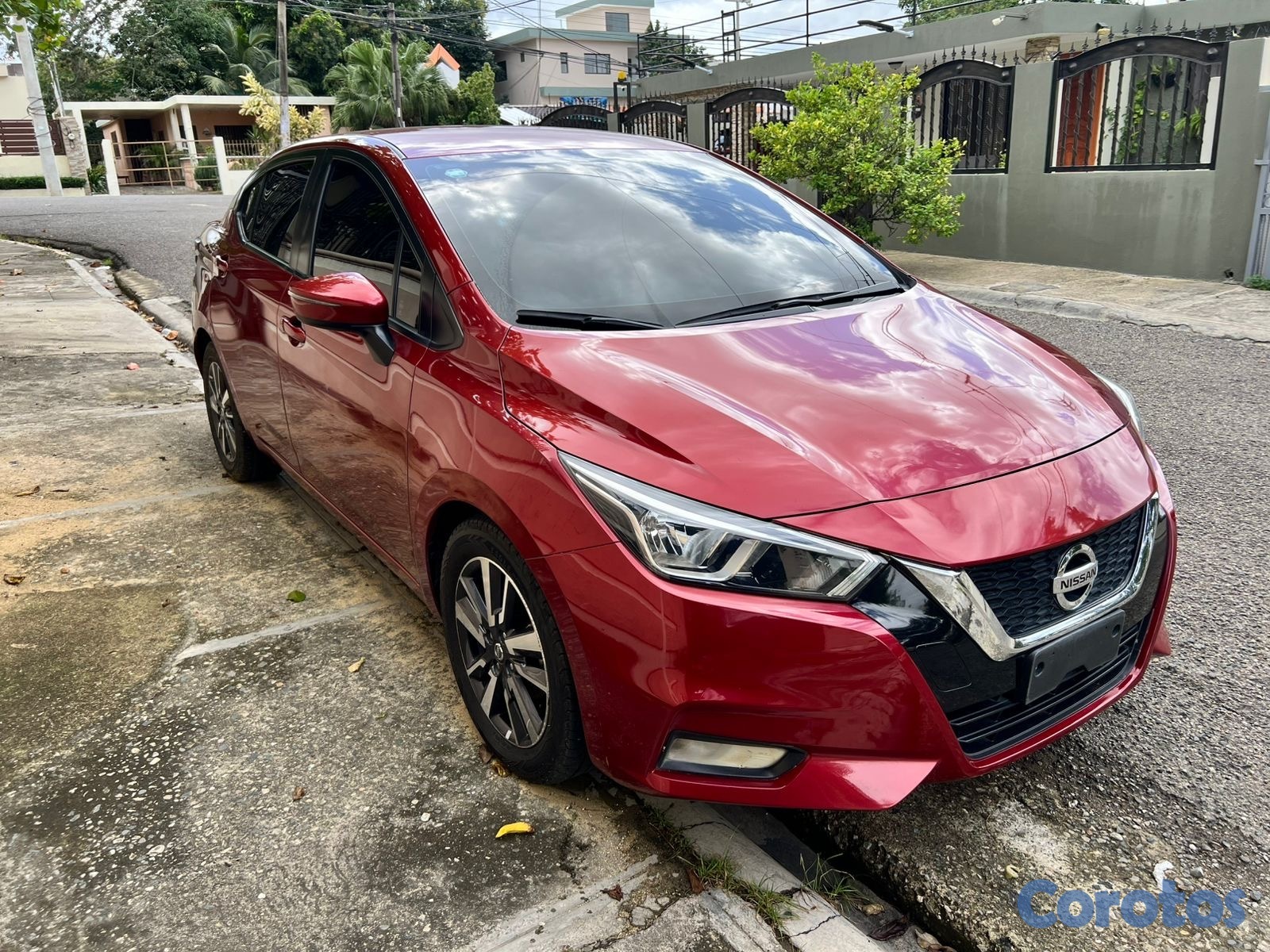 carros - Nissan versa rojo  1