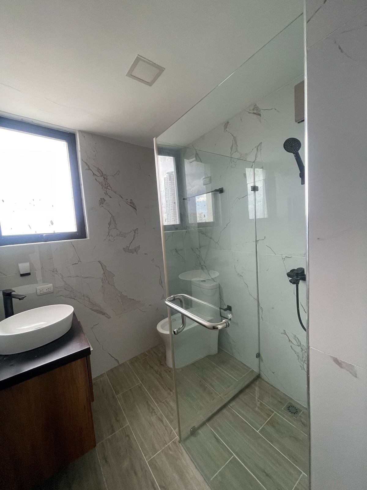 apartamentos - Alquiler Apartamento con Linea Blanca en la Av. Sa 2