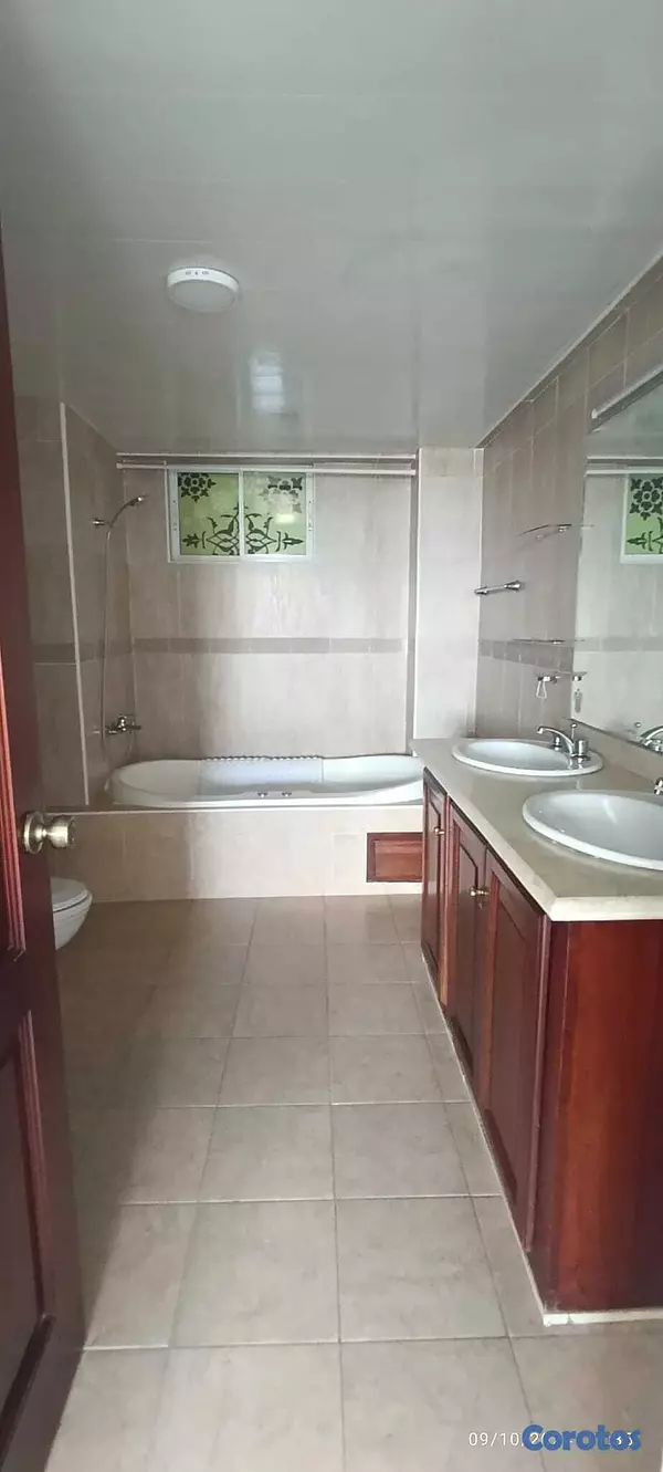 apartamentos - ¡En La Enriquillo con vista al Mar, Amplio Apartamento de 230m en Hermosa Torre! 9