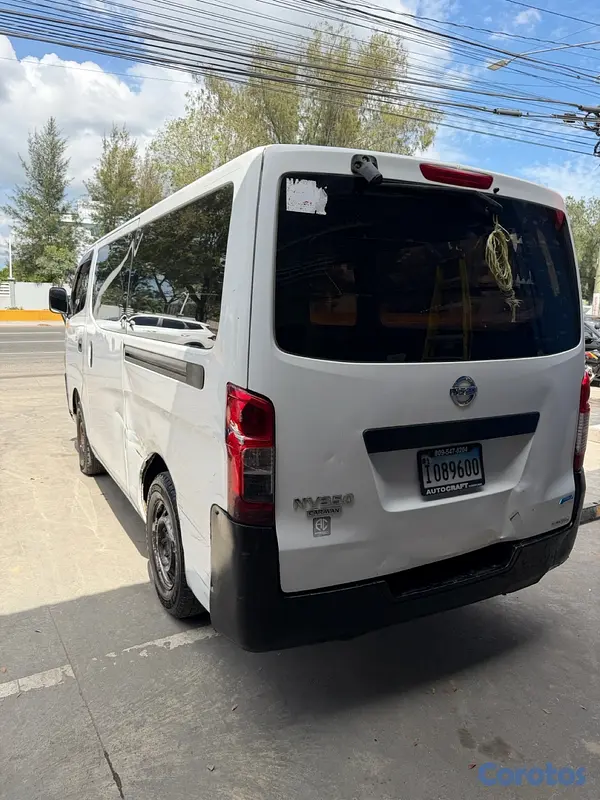 jeepetas y camionetas - Nissan Caravan 2014 (NEGOCIABLE) 3