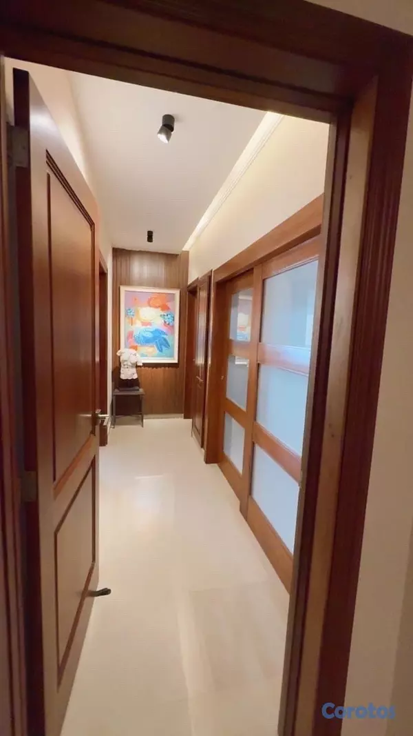 apartamentos - vendo los cacicazgos piso 5 con o sin muebles tres habitaciones dos parqueos  4