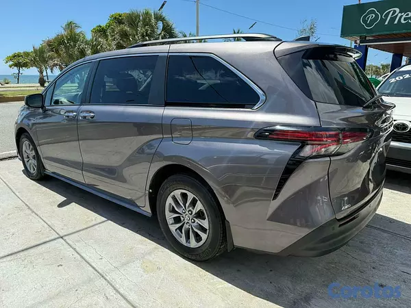 jeepetas y camionetas - Toyota Sienna XLE 2022 6