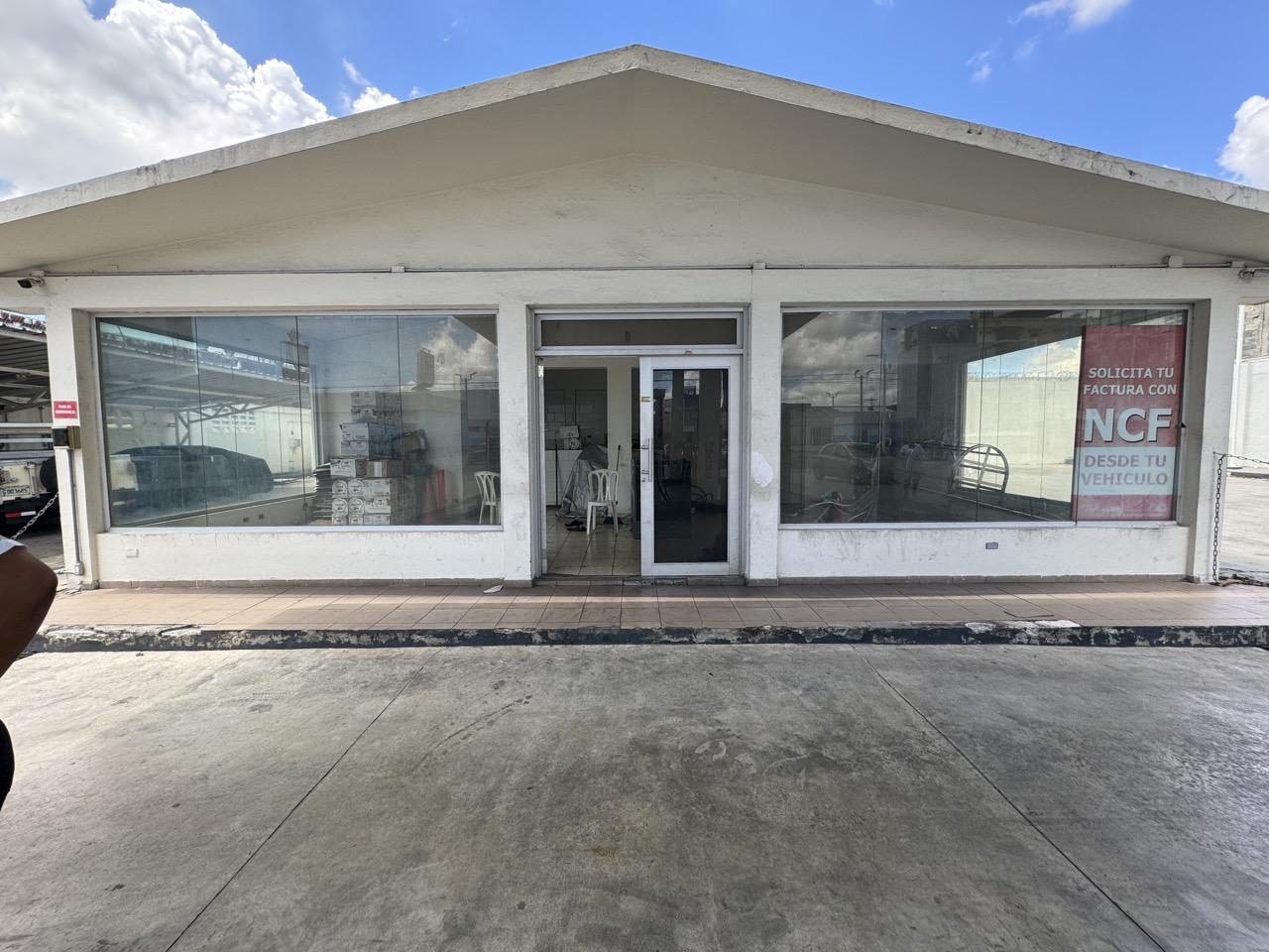 oficinas y locales comerciales - Locales Comerciales Alquiler en Estaciones de Combustible  Santo Domingo 3