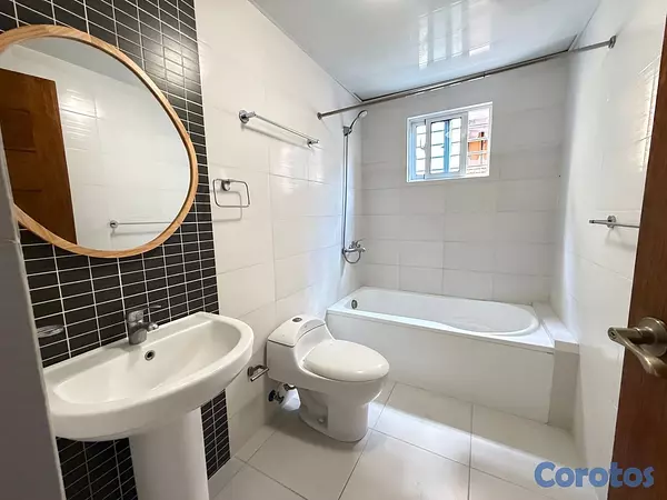 apartamentos - vendo Evaristo Morales tres habitaciones 2.5 baños dos parqueos balcón servicio  7