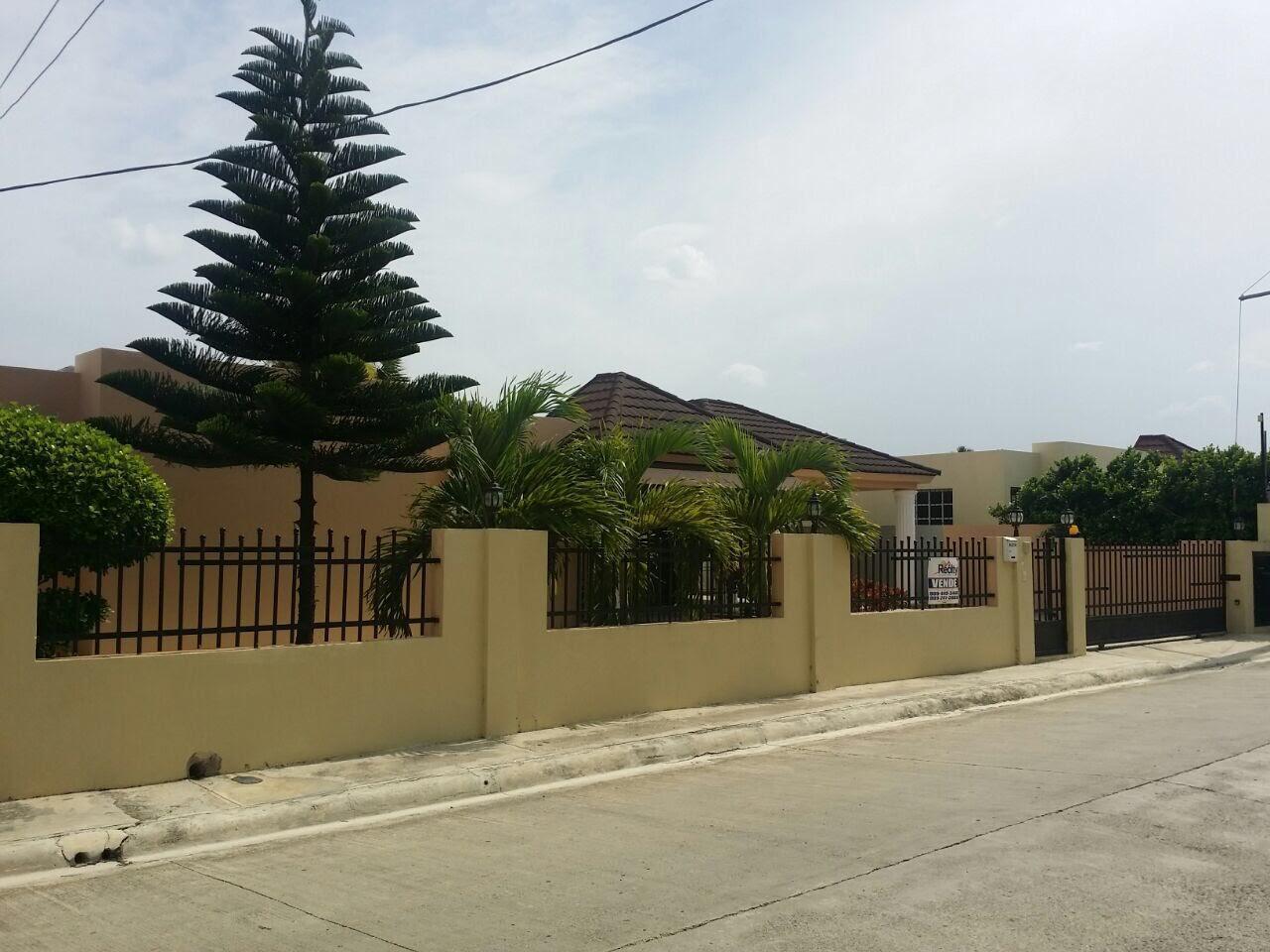 casas - CASA EN VENTA EN JARDINES DEL NORTE, SANTIAGO. 1
