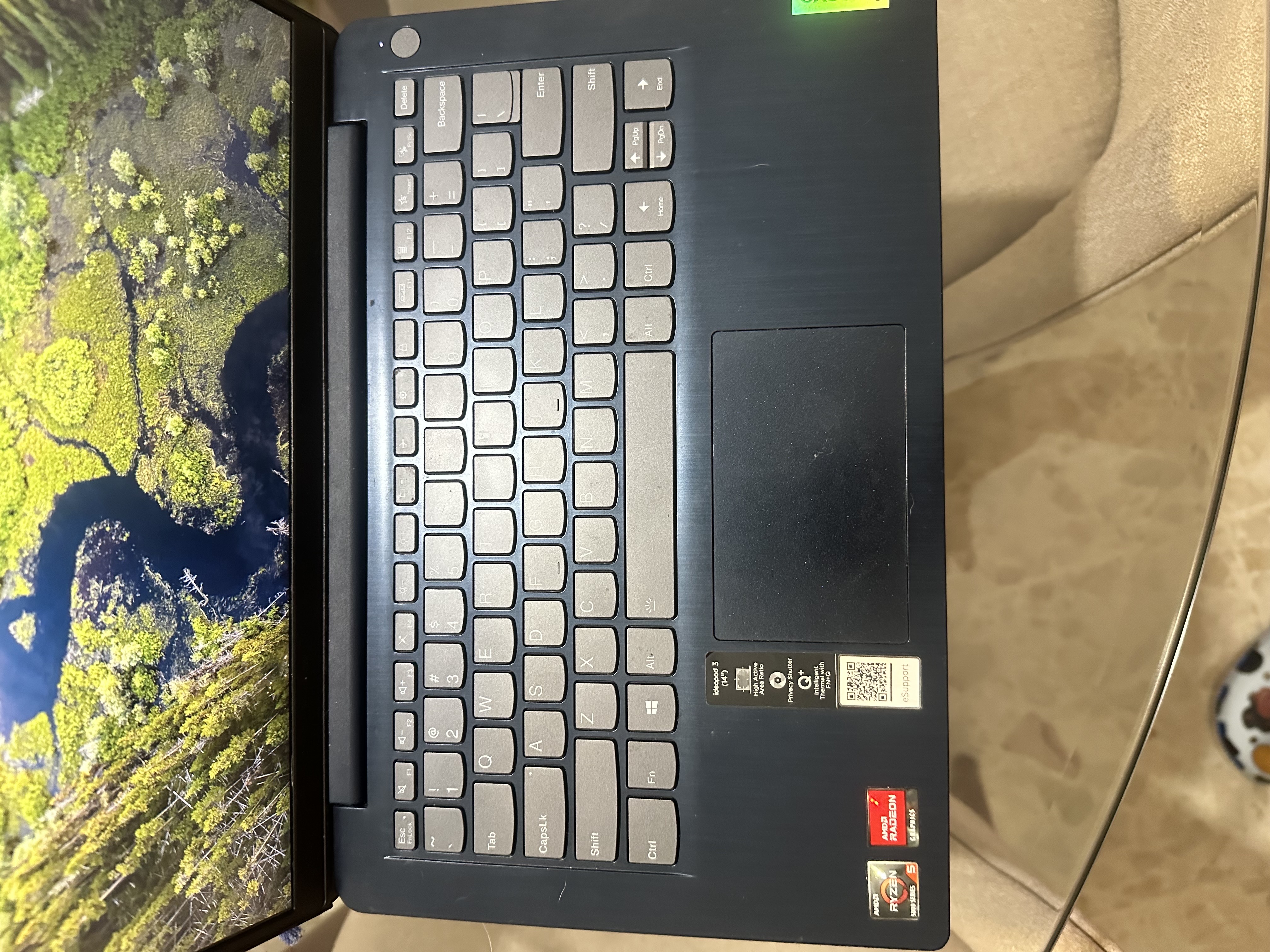 computadoras y laptops - Laptop Lenovo en buenas condiciones  3