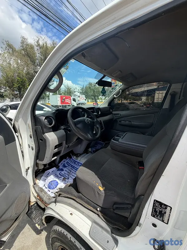jeepetas y camionetas - Nissan Caravan 2014 (NEGOCIABLE) 5
