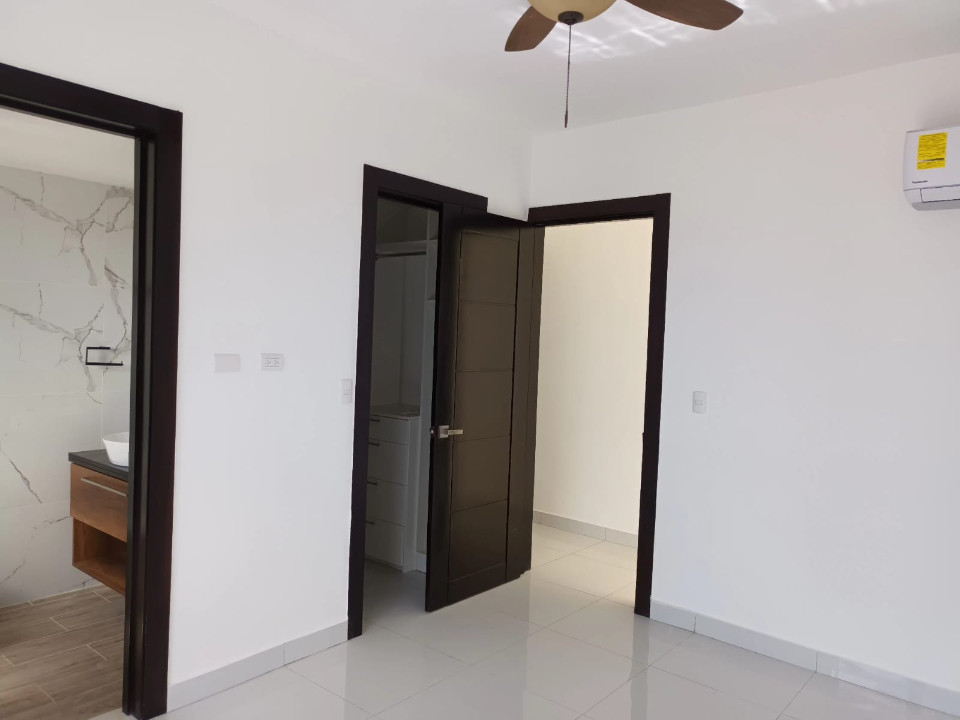 apartamentos - Alquiler Apartamento con Linea Blanca en la Av. Sa 5