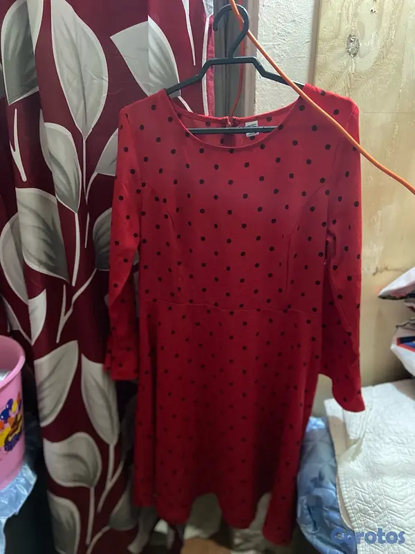 ropa para mujer - vestido rojo con pecas negras y en forma triangular  4