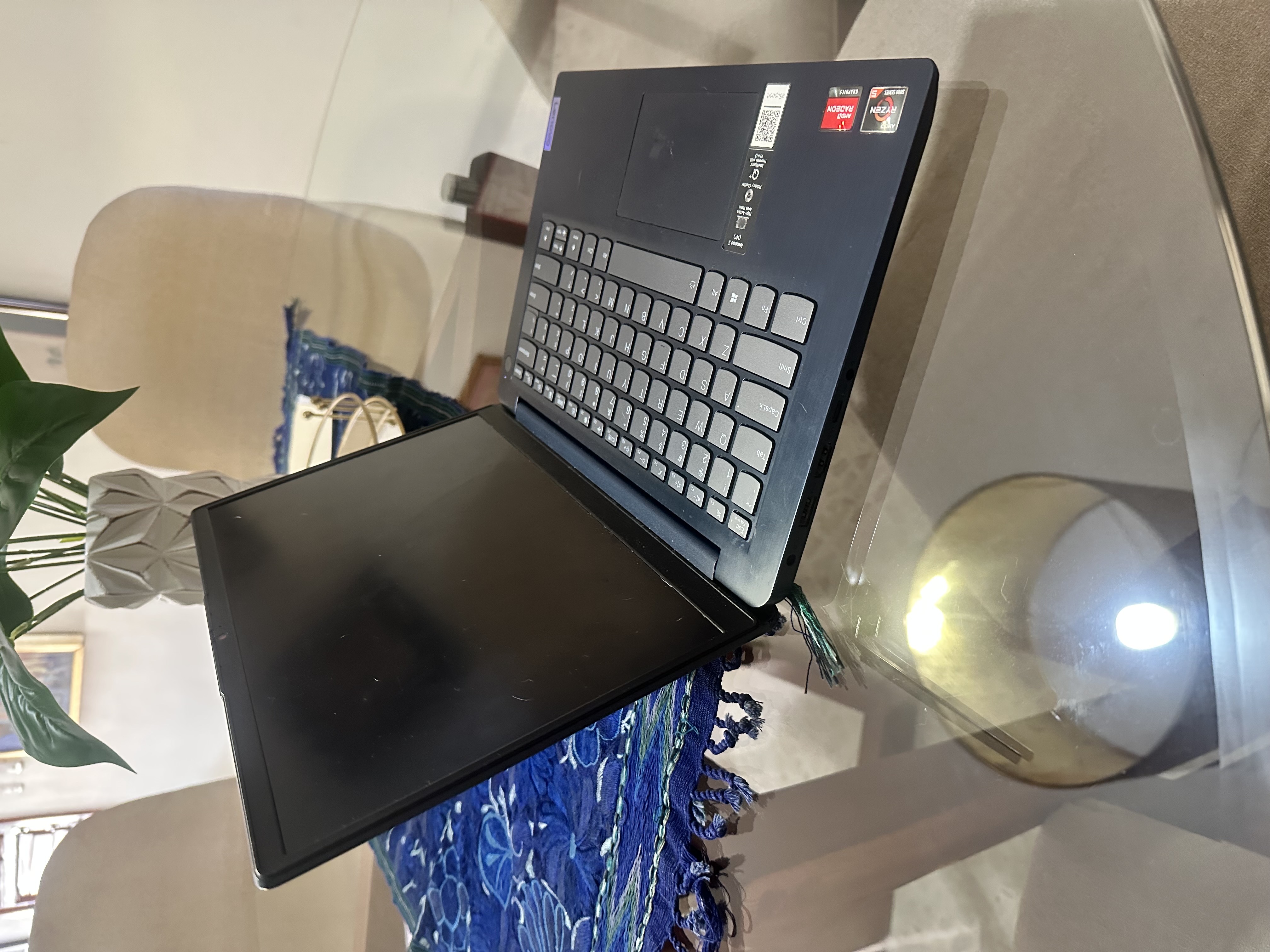 computadoras y laptops - Laptop Lenovo en buenas condiciones  4