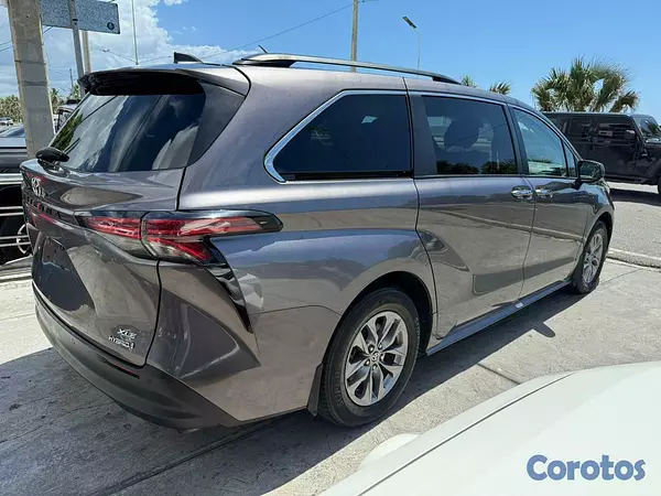 jeepetas y camionetas - Toyota Sienna XLE 2022 9