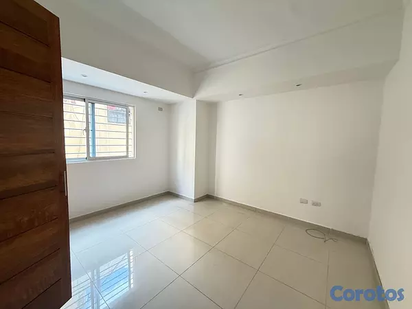 apartamentos - vendo Evaristo Morales tres habitaciones 2.5 baños dos parqueos balcón servicio  9