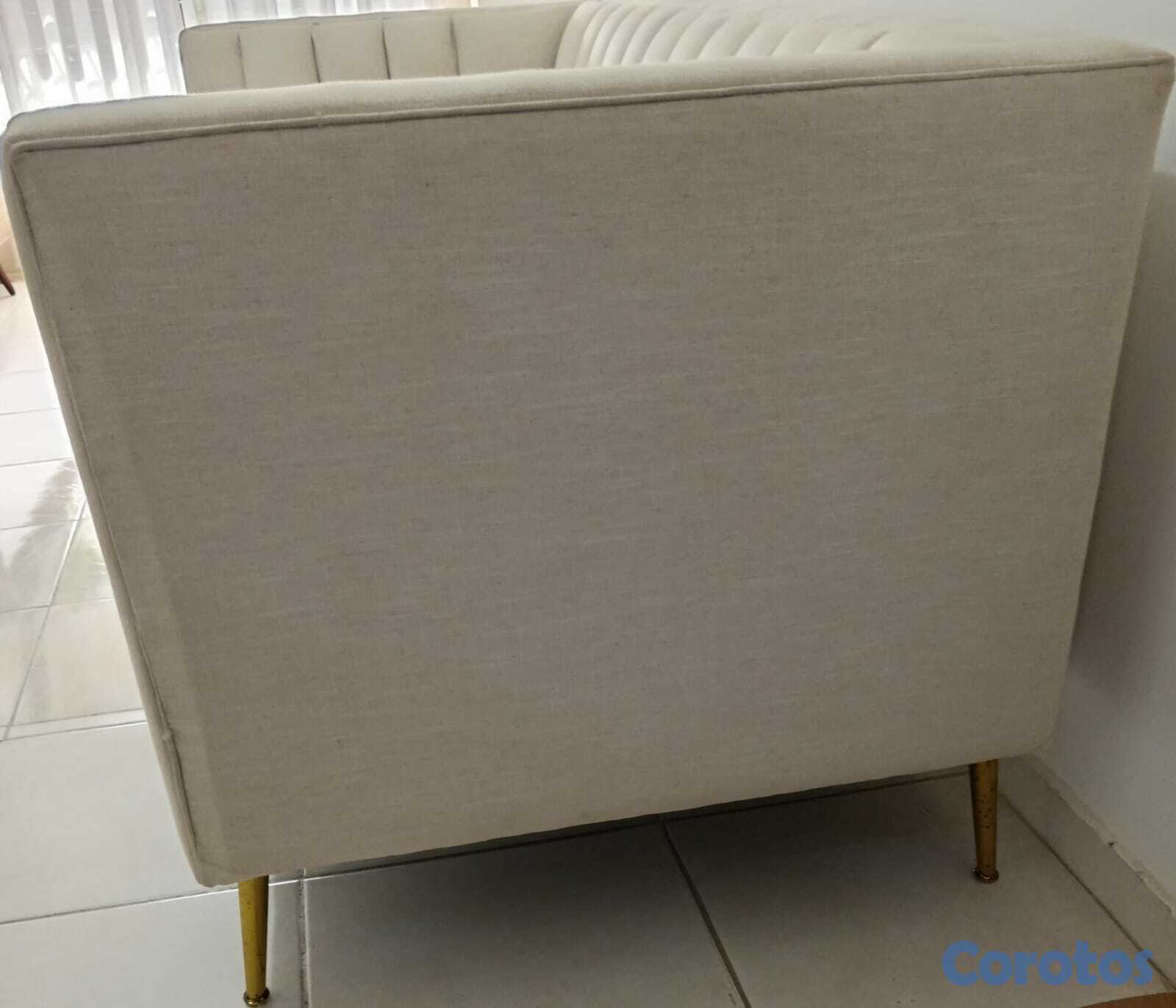 muebles y colchones - Vendo sofá beige moderno de 2 plazas con patas met 3