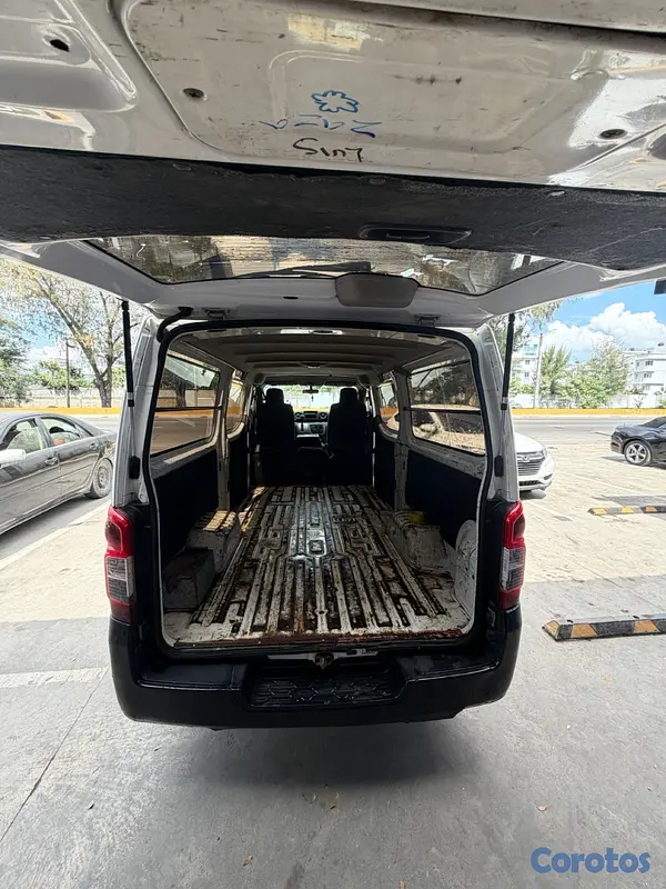 jeepetas y camionetas - Nissan Caravan 2014 (NEGOCIABLE) 7