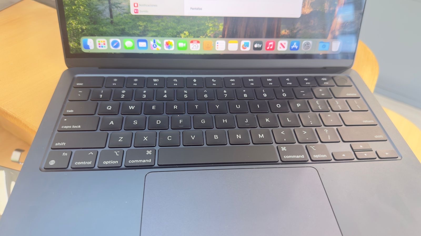 computadoras y laptops - MacBook Air m2 2022 8Gb de RAM 256Gb 68 ciclos de bateria  5