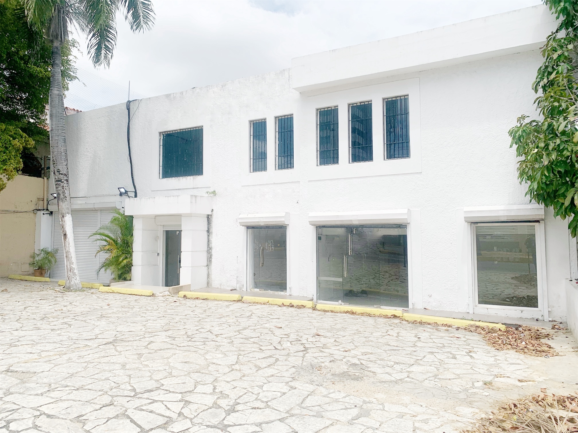 oficinas y locales comerciales - Locl amplio y céntrico  1