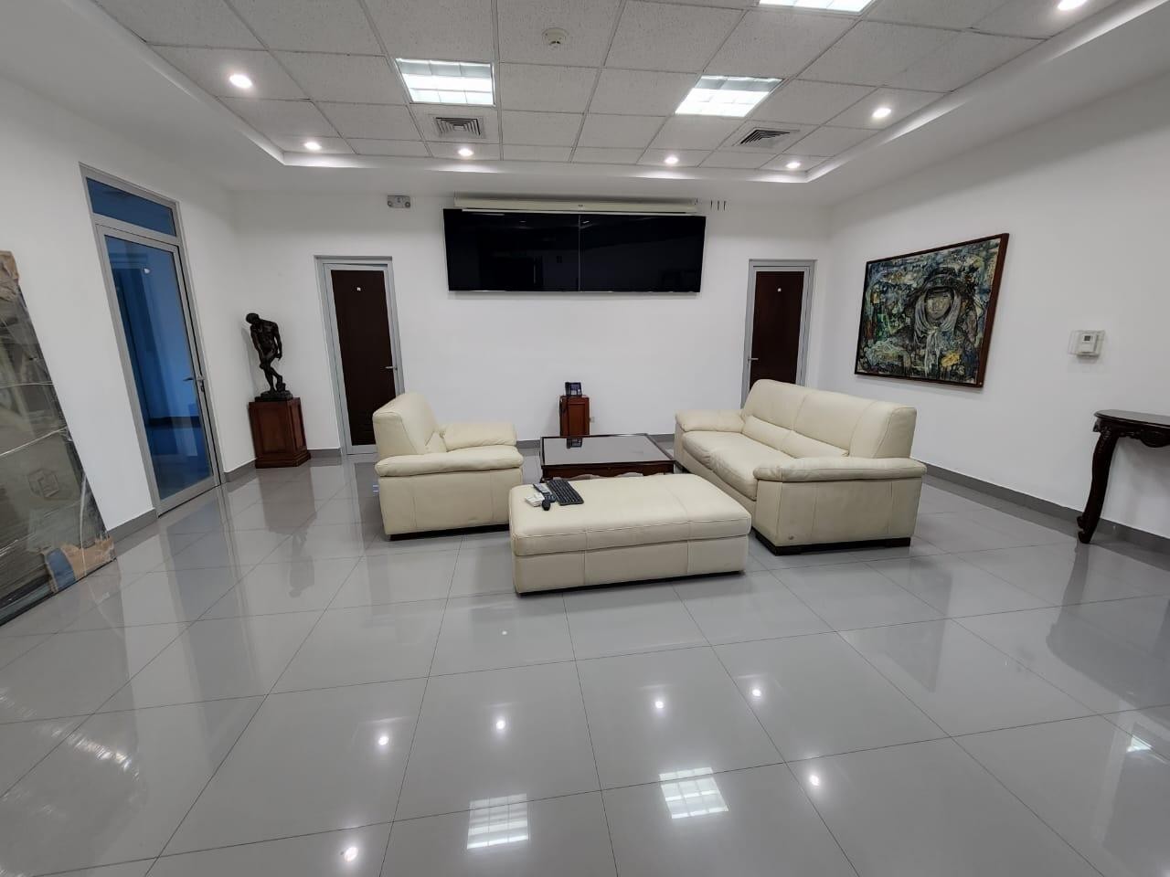oficinas y locales comerciales - Edificio Comercial de 5 Pisos con 325 MTS