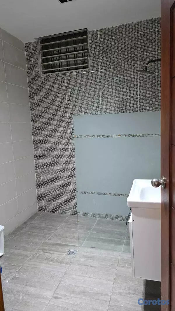 oficinas y locales comerciales - Alquilo Local de 100 Mts en 2do nivel, Av. Rómulo 6
