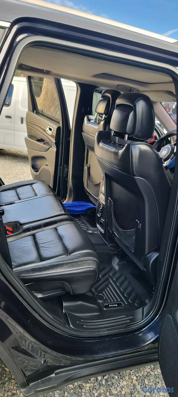 jeepetas y camionetas - JEEP GRAND CHEROKEE LAREDO 2012 4
