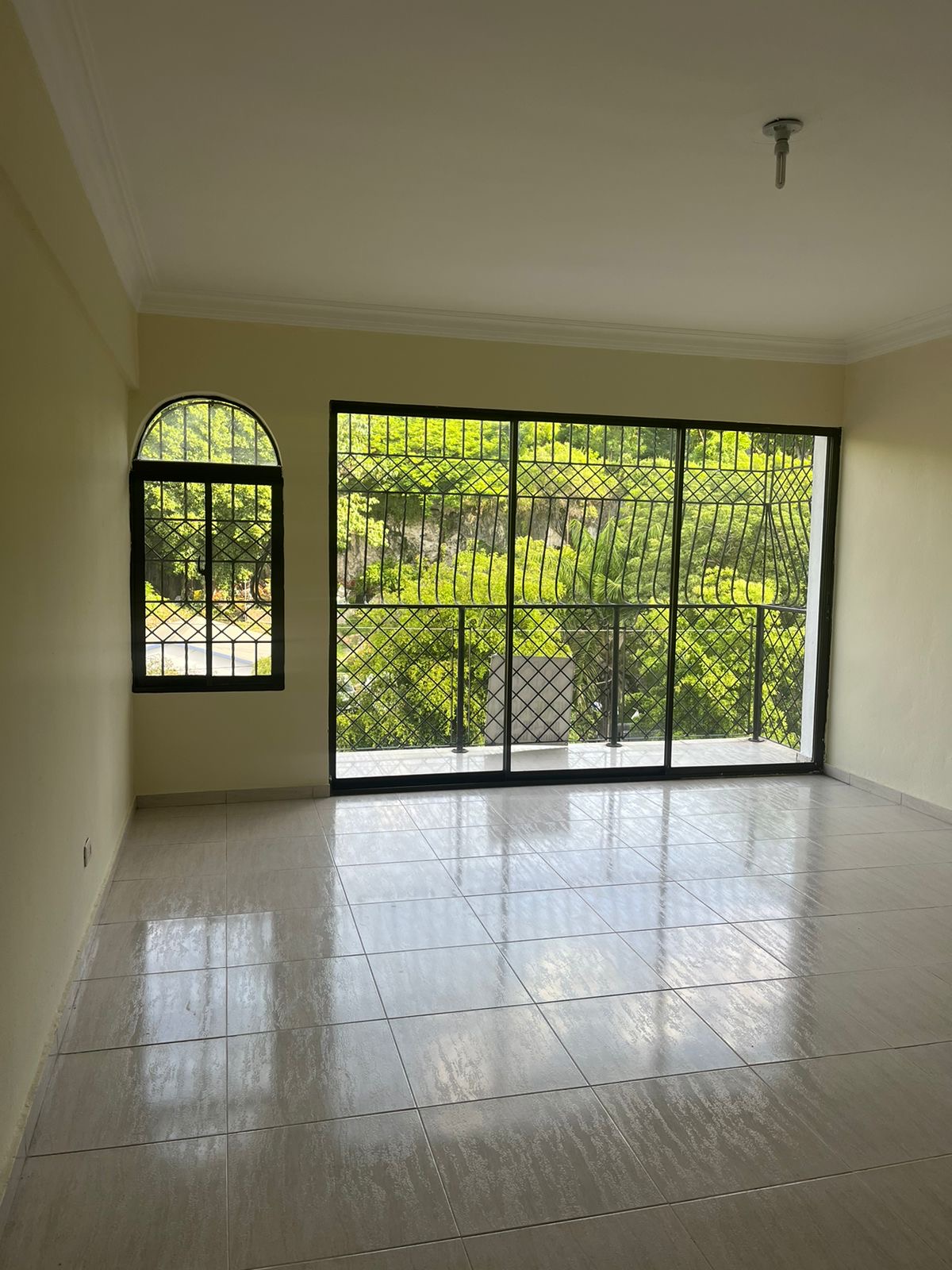 apartamentos - Vendo independencia piso 4 tres hab dos baños parq